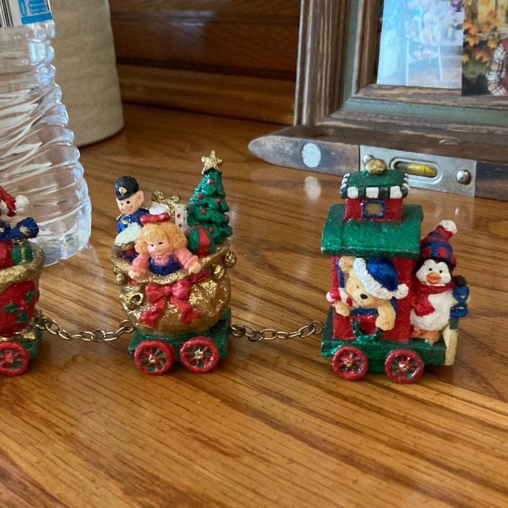 ADORABLE Christmas train decor - Picture 4 of 4